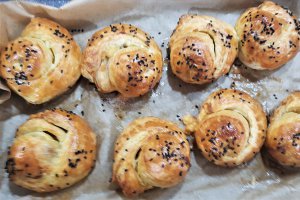 Aperitiv melcisori cu branza si ceapa verde