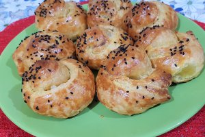Aperitiv melcisori cu branza si ceapa verde