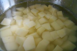 Ciocanele de pui, cu vin si usturoi, la cuptor