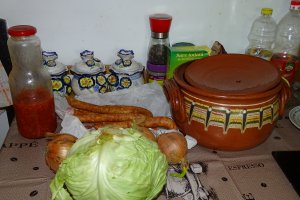 Varza cu carnati in oala de lut