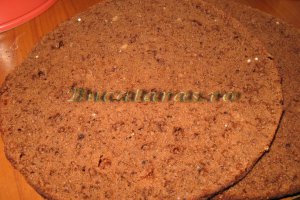 Tort cu mousse de visine si ciocolata