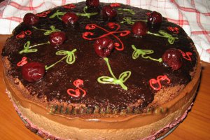 Tort cu mousse de visine si ciocolata