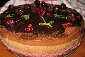 Tort cu mousse de visine si ciocolata