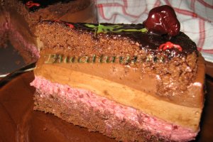 Tort cu mousse de visine si ciocolata