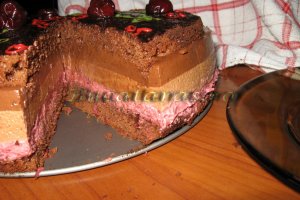 Tort cu mousse de visine si ciocolata