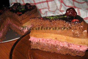 Tort cu mousse de visine si ciocolata