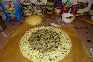 Placinta cu carne si branza