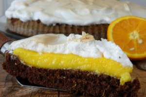 Desert tarta cu blat pufos, crema de portocale si bezea