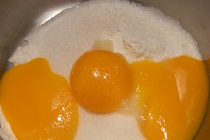 Desert tarta cu blat pufos, crema de portocale si bezea