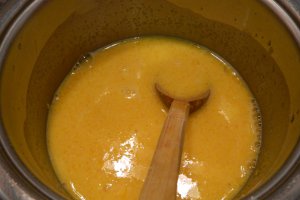 Desert tarta cu blat pufos, crema de portocale si bezea