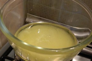 Desert tarta cu blat pufos, crema de portocale si bezea