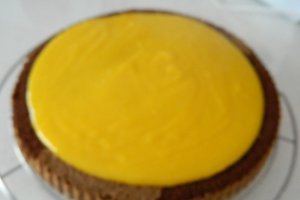 Desert tarta cu blat pufos, crema de portocale si bezea