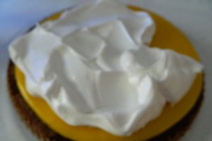 Desert tarta cu blat pufos, crema de portocale si bezea