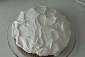 Desert tarta cu blat pufos, crema de portocale si bezea