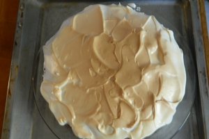 Desert tarta cu blat pufos, crema de portocale si bezea