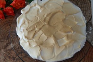 Desert tarta cu blat pufos, crema de portocale si bezea