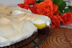 Desert tarta cu blat pufos, crema de portocale si bezea