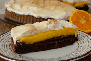 Desert tarta cu blat pufos, crema de portocale si bezea