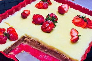 Desert tarta cu biscuiti, crema de vanilie si capsuni