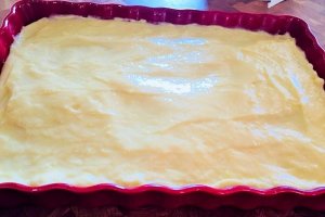 Desert tarta cu biscuiti, crema de vanilie si capsuni