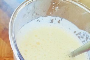 Desert tarta cu biscuiti, crema de vanilie si capsuni