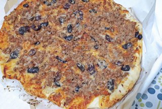 Pizza cu ton, masline si mozzarella