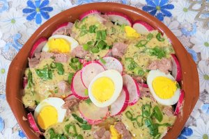 Salata de cartofi cu carne de vitel, oua si tarhon verde