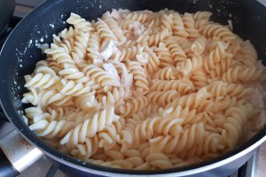 Fusilli cu piept de pui si smantana - Reteta unui preparat gustos si cremos