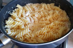 Fusilli cu piept de pui si smantana - Reteta unui preparat gustos si cremos