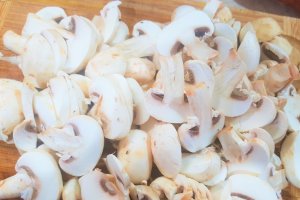 Tocanita de ciuperci cu chorizo, smantana si rozmarin
