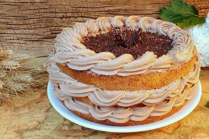 Desert tort cu blat de vanilie si crema de ciocolata