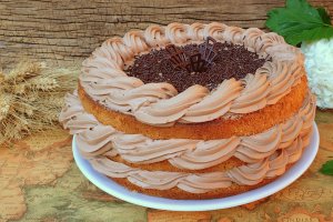 Desert tort cu blat de vanilie si crema de ciocolata