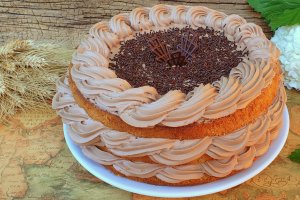 Desert tort cu blat de vanilie si crema de ciocolata