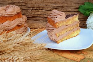 Desert tort cu blat de vanilie si crema de ciocolata