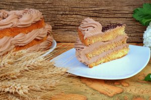 Desert tort cu blat de vanilie si crema de ciocolata