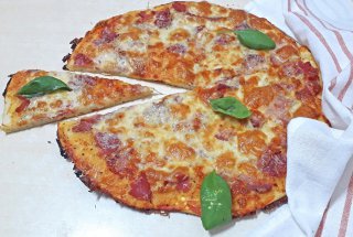 Pizza cu sunca, mozzarella si parmezan