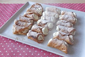 Desert mini cannoli cu mascarpone