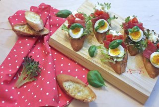 Aperitiv bruschetti cu mozzarella, rosii cherry si busuioc