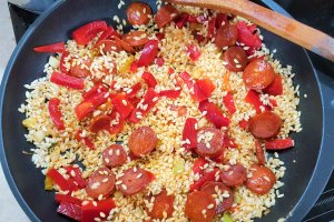 Paella cu creveti si chorizo