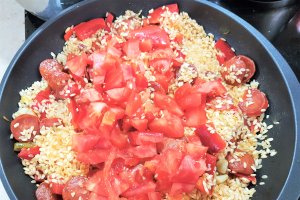 Paella cu creveti si chorizo