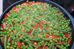 Paella cu creveti si chorizo