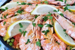 Paella cu creveti si chorizo