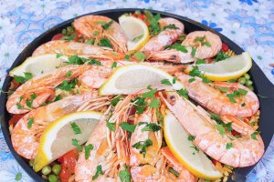 Paella cu creveti si chorizo