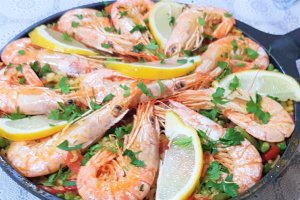 Paella cu creveti si chorizo