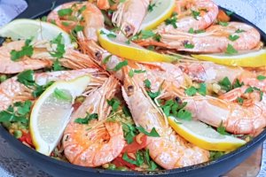 Paella cu creveti si chorizo
