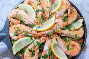 Paella cu creveti si chorizo