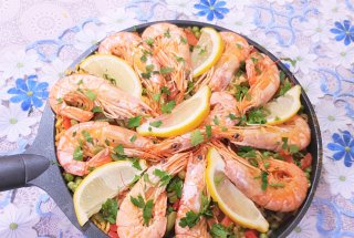 Paella cu creveti si chorizo