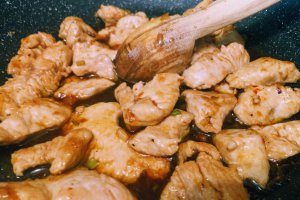 Piept de curcan in stil mongolez cu orez negru