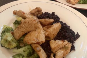 Piept de curcan in stil mongolez cu orez negru