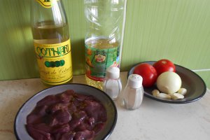 Ficatei de pui in sos de vin si rosii, la tigaie